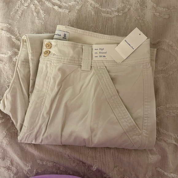 BRAND NEW Abercrombie & Fitch High Rise Relaxed Cargo Pant Size 33/16s SHORT - Picture 3 of 10